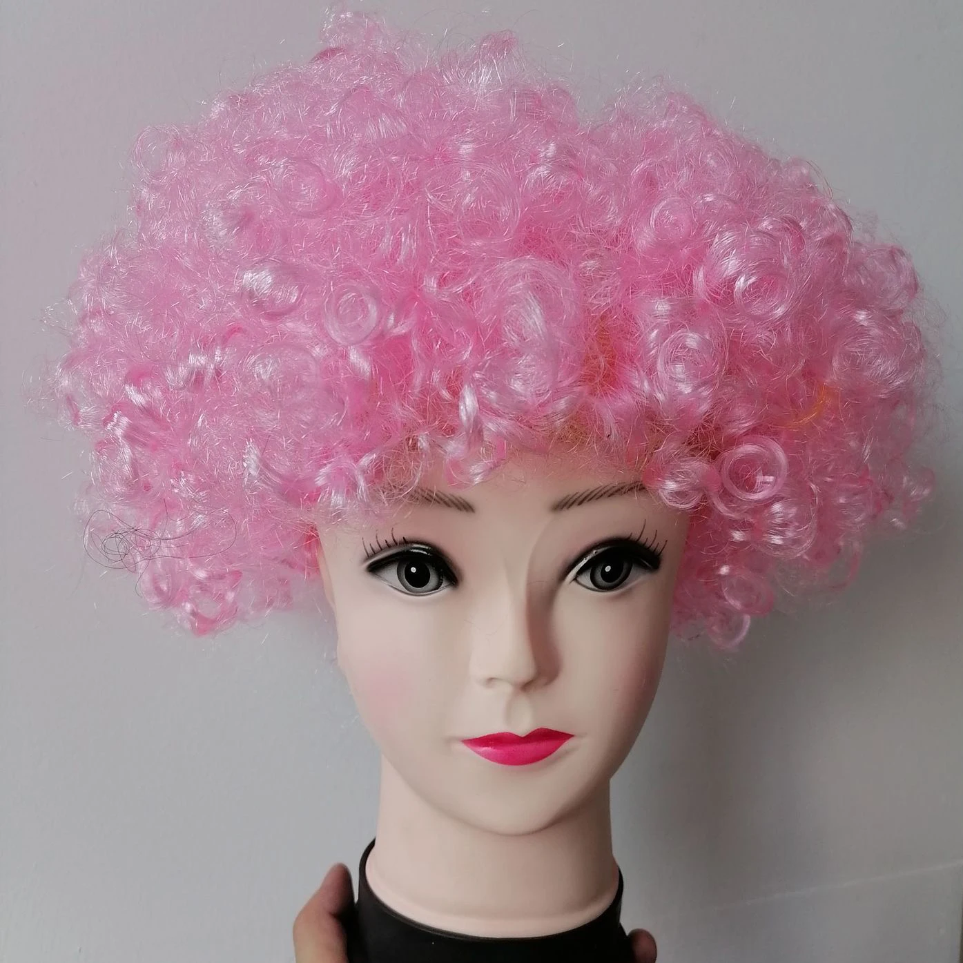 カーリーコスプレウィッグ ショートウェーブカーリーヘア 女性用 カラフル合成ウィッグ デイリーパーティー メンズ フットボールファン キッズウィッグ