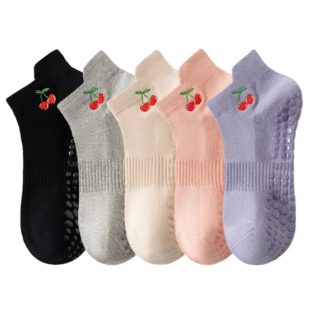 

Нескользящие короткие носки с вышивкой в виде вишни, полные девичьего очарования! Дышащая и влагопоглощающая ткань, идеально подходит для занятий йогой или повседневной носки.