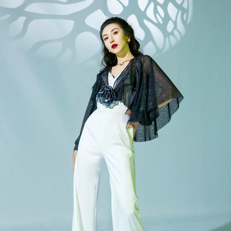 

Белый кружевной комбинезон с V-образным вырезом и вставками из фибонов, с широкими штанинами и легким клешем, для женщин, весенний сезон