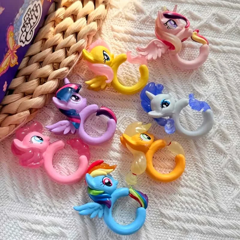 

В наличии: Оригинальная серия колье-сюрпризов My Little Pony, коллекционные фигурки персонажей аниме, игрушки-украшения, подарки для девочек на праздники