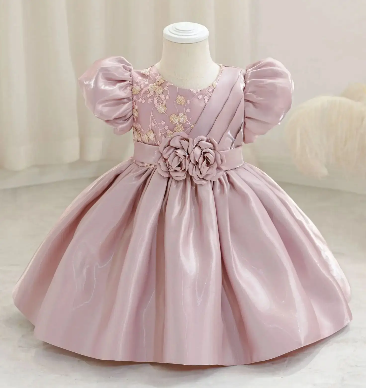 

Вечернее платье для маленьких девочек. Детские праздничные платья для девочек. Детская винтажная одежда. Бальное платье.