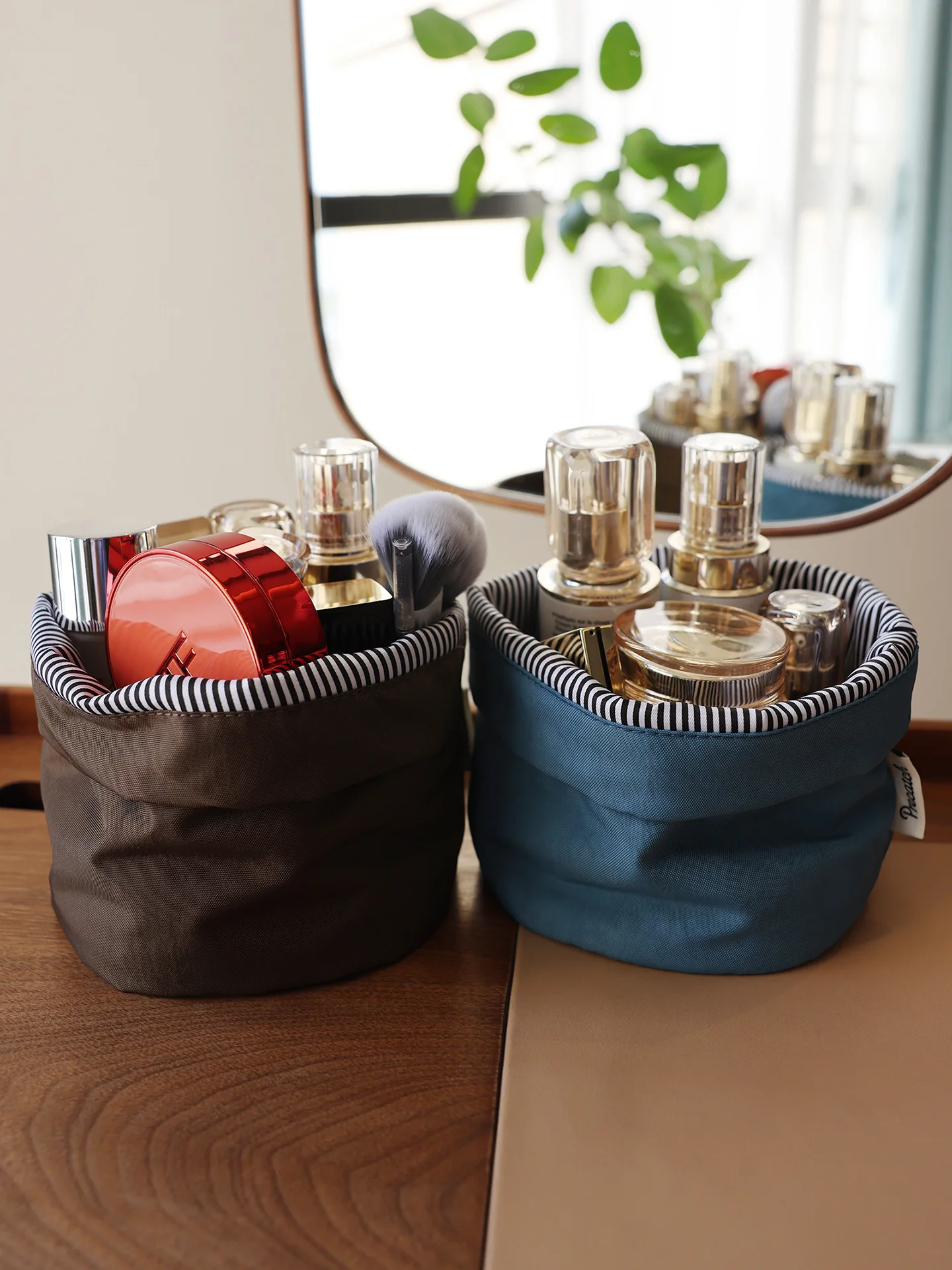 Round desktop storage box for miscellaneous items, foldable eyebrow pencil holder for girls' dorm dressing table