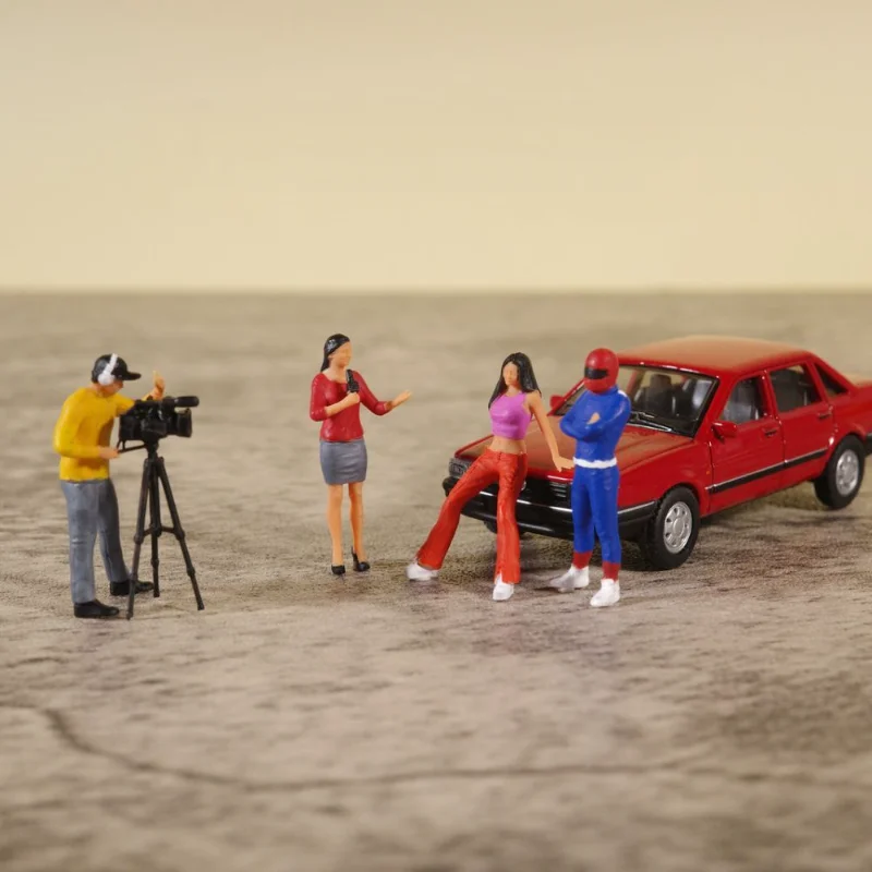 New Product 1: 64 Racing Journalist Interview Scene Set Miniature Doll Resin Model Car Model Scene Matching Ornaments Props Toys