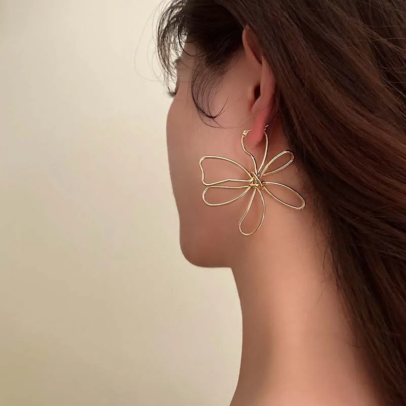 Vintage Metal Line Flower Stud Earrings For Women Girl Minimalist Gold Color Hollow Big Flower Personality Earrings Jewelry Gift