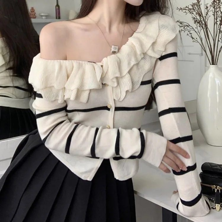 

Solid Color Lotus Leaf Collar Black Long Sleeved Pullover Slimming Patchwork Early Autumn Design Knitted Sweater for Women