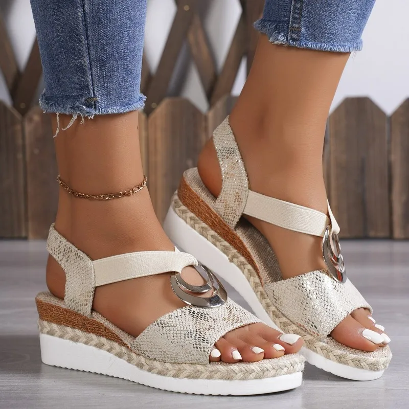 Sandalias de cuña con estampado de serpiente para mujer, zapatos de decoración de Metal, sandalias de plataforma, sandalias informales cómodas, moda de verano, nuevo