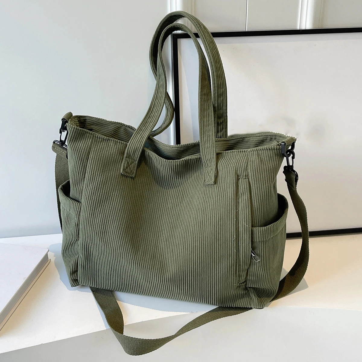 

Retro, minimalist and versatile women's monochrome handbag, made of velvet material and featuring a small checkered design,