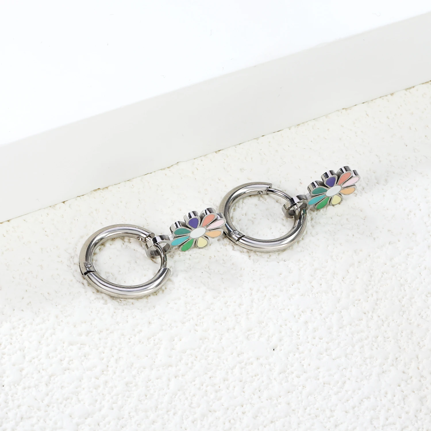 LUXUKISSKIDS Bunte Doppel-Herz-Charms-Tropfenohrringe für Mädchen, Edelstahl, niedlich, Tropföl, winziger Anhänger, baumelnder Piercing-Schmuck – Detail 7