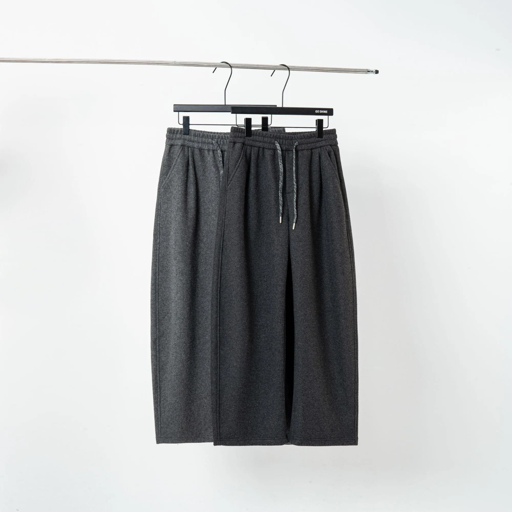 

Мужские повседневные спортивные брюки Зима 2025: Свободный крой, широкие штанины, прямой силуэт, комфортные, люксовые, длинные брюки для делового и повседневного стиля