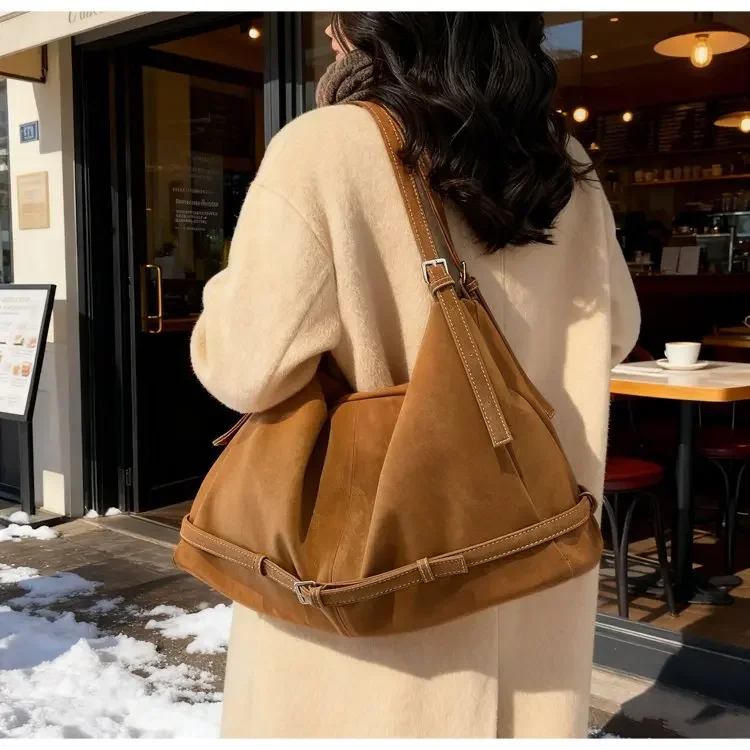 CEEKAY Damen Hobo-Tasche, dunkelbraun, Wildleder-Textur, große Schulterhandtasche, seitliches Schnallendetail, Reißverschluss, für den täglichen Pendelverkehr, lässig – Detail 8