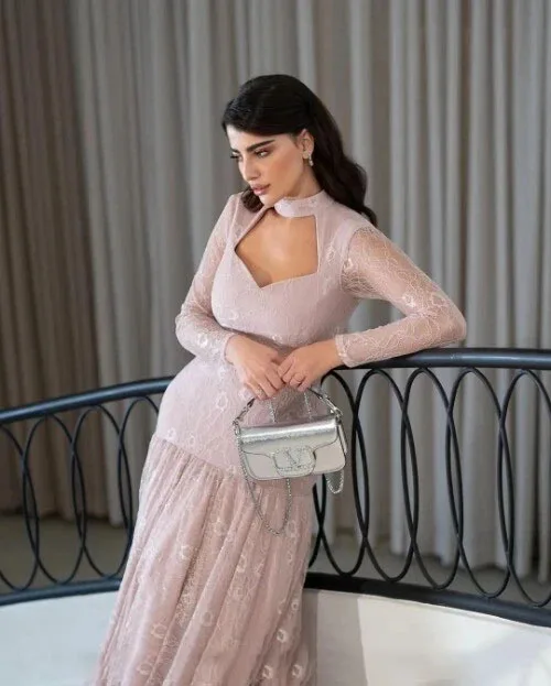 فساتين عالية الجودة مخصصة برقبة على شكل حرف v وأكمام طويلة بطول الأرض دانتيل وردي بدون ظهر فساتين أنيقة Para Mujer Para Una Boda