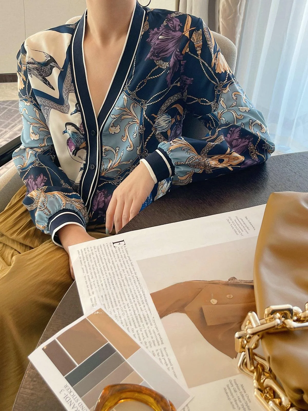 เสื้อผ้าสไตล์วินเทจ JINGONI คอวี แขนยาวทรงหลวมสำหรับผู้หญิง แฟชั่นฤดูใบไม้ผลิใหม่ สไตล์ฮ่องกง บรรยากาศสบายๆ