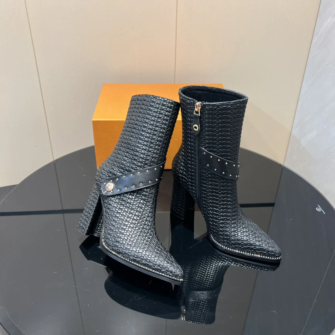 رائجة البيع الأحذية النسائية منتصف العجل الأحذية حذاء من الجلد العجل الأحذية لوكس تصميم مخصص قماش الجاكار أشار تو كعب مربع 9.5 سنتيمتر