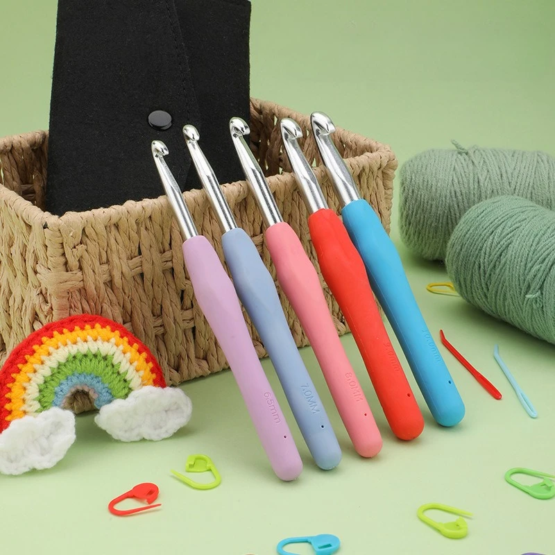 طقم كروشيه مكون من 18 قطعة مع خطافات من الألومنيوم ومقابض مريحة وحقيبة تخزين لمشاريع البطانية والأميجورومي #2