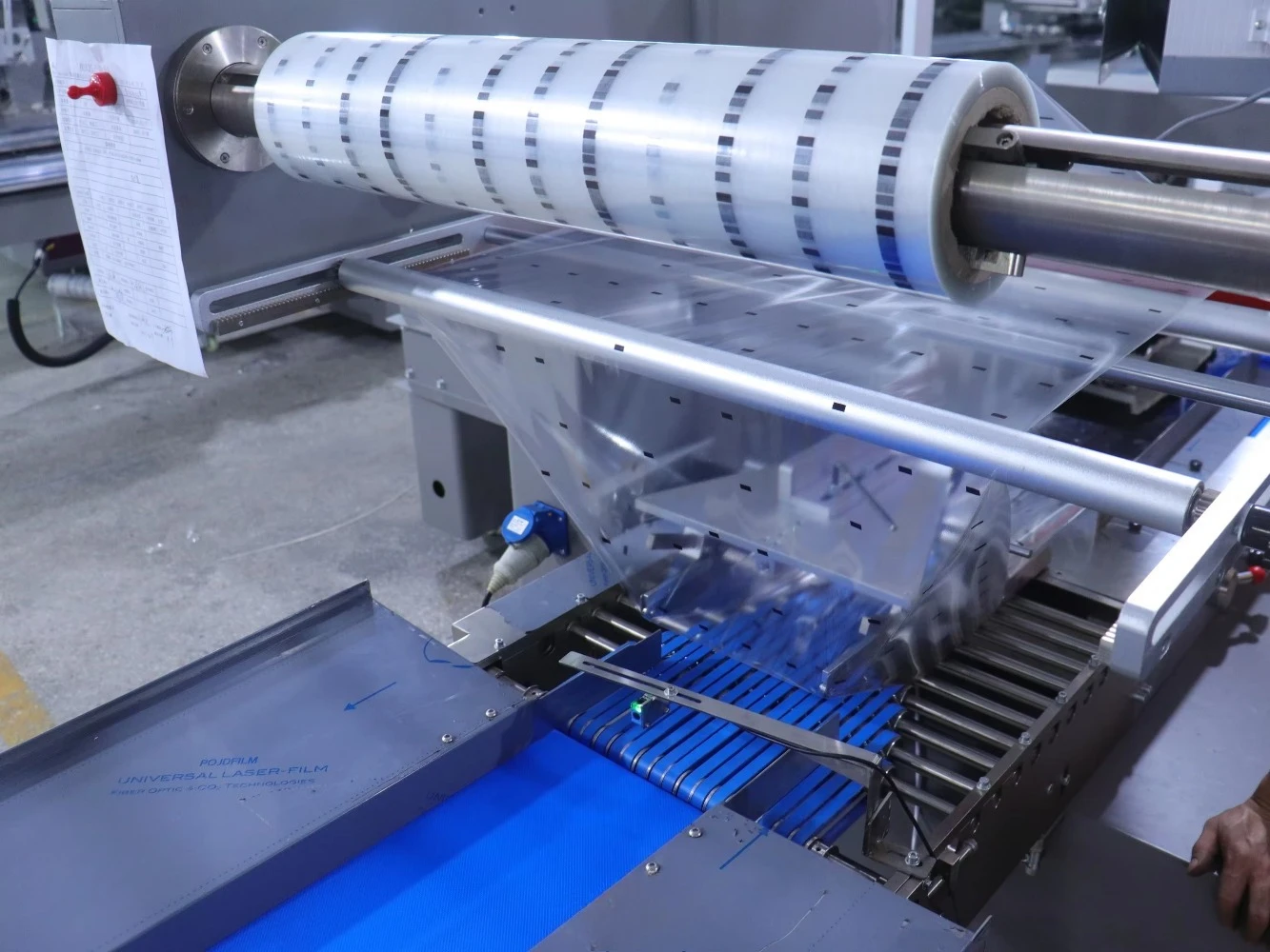 Books, magazines, notebooks, brochures, catalogs, printing materials automatic vacuum packaging machine (flow packaging)