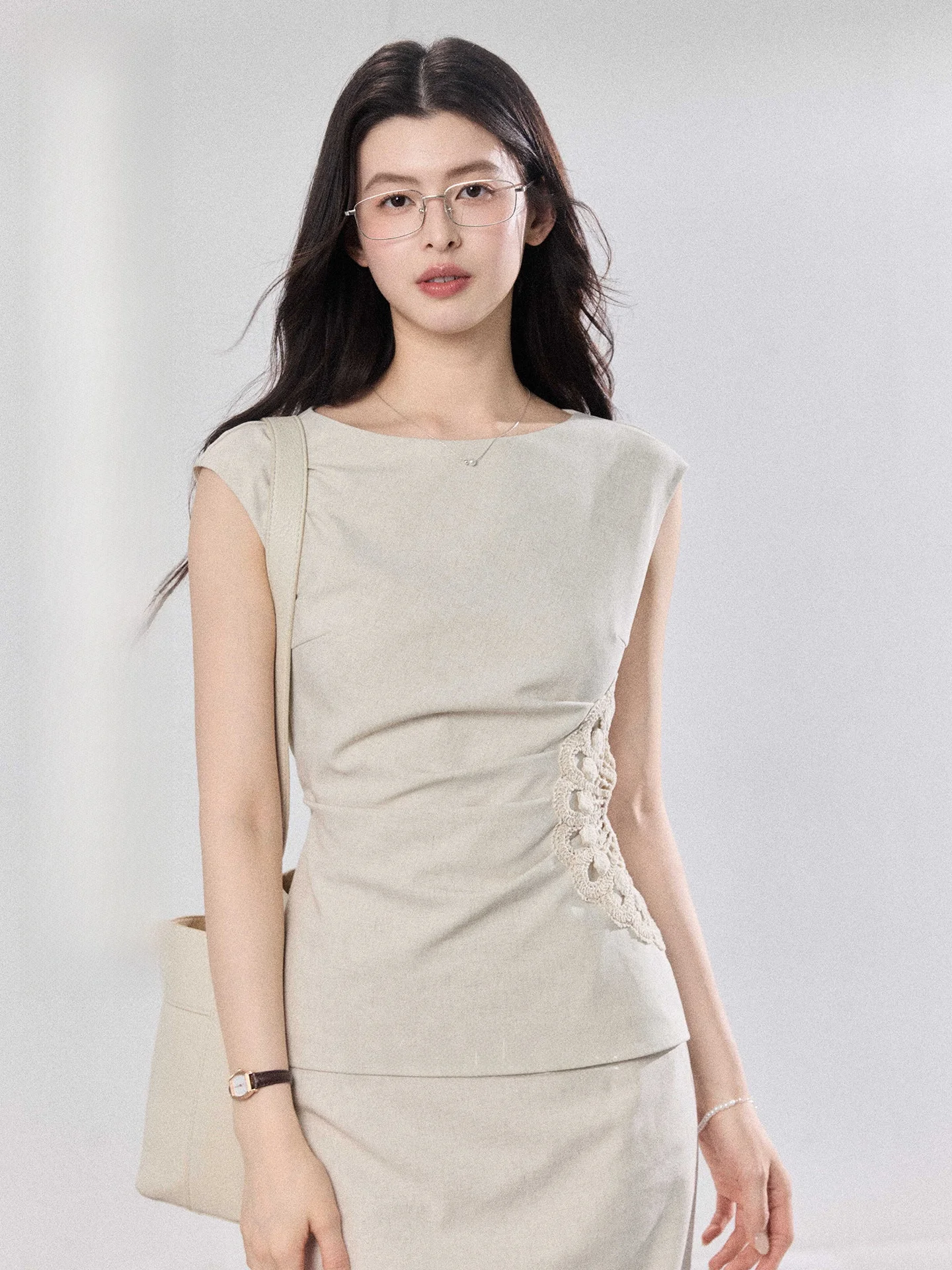 

Элегантный комплект: брюки с высокой талией и широкими штанинами, топ без рукавов на одно плечо и юбка. Новый дизайн в китайском стиле, дышащий и комфортный.