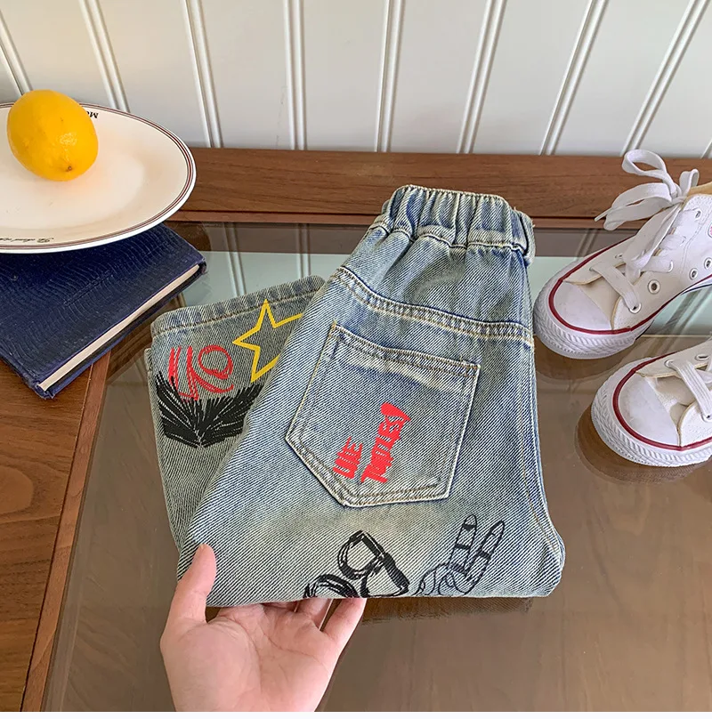 الأولاد الجينز نماذج الربيع والخريف 2025 جديد أجنبي أنيق بناطيل أطفال طفل صافي الأحمر المقلية الشارع سراويل جينز