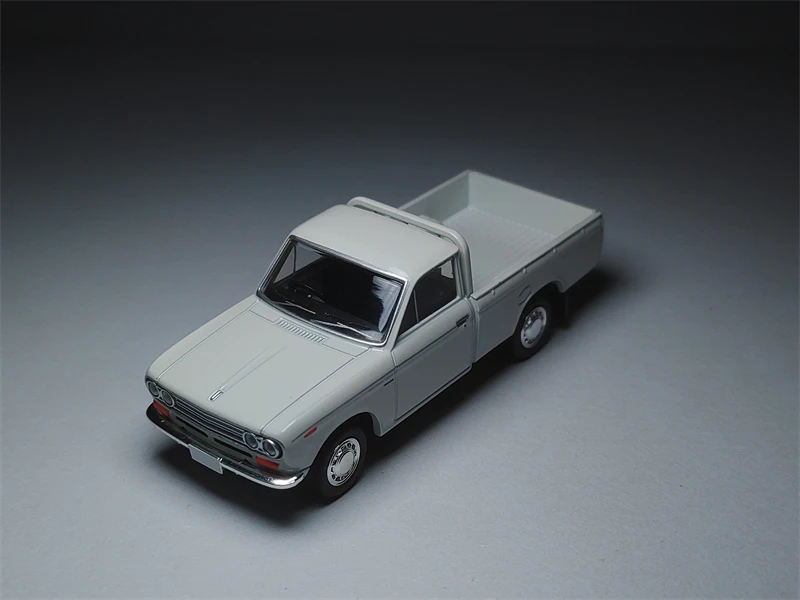 1/64 Tomytec TLV Datsun Truck 1500/1300 Deluxe with Figur LV-N195C/B DieCast Model Car Collection Limited Edition