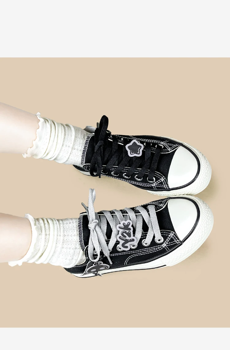 Amy and Michael Fashion Gothic Charms Damen-Canvas-Schuhe, Originaldesign, schwarze Low-Top-Flache Freizeitsneaker für Mädchen und Studentinnen – Detail 8
