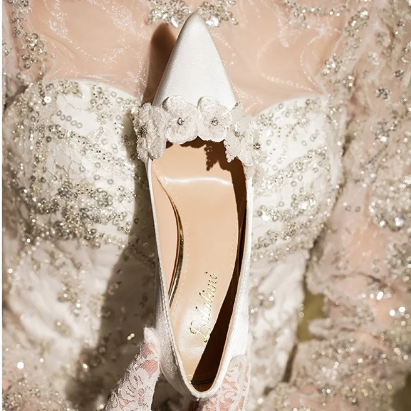 2024 New French Wedding Shoes Women's Pointed Head Light Mouth White Flower Satin Bridal Shoes Fashion Pumps