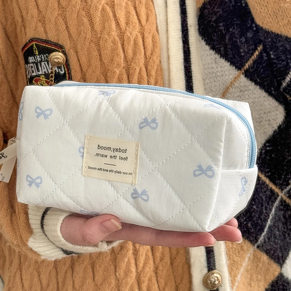 Modische, gesteppte Damen-Kosmetiktasche mit blauer Schleife, großes Fassungsvermögen, Make-up-Aufbewahrung, Handtasche, Reisetasche, Typ 3er-Damen-Make-up-Tasche mit Reißverschluss – Detail 5