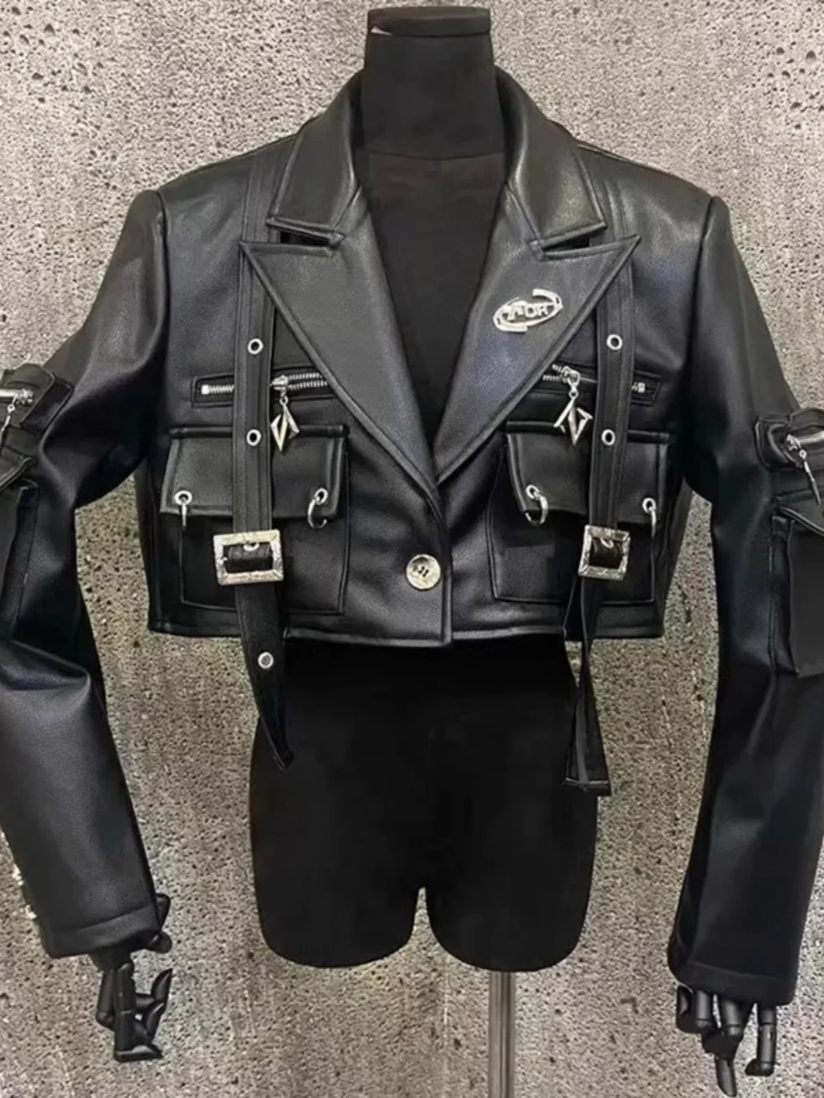 オリジナルデザインメタル装飾バイクPUレザージャケットまたはアウターウェア2026年春レディースファッションストレートカット