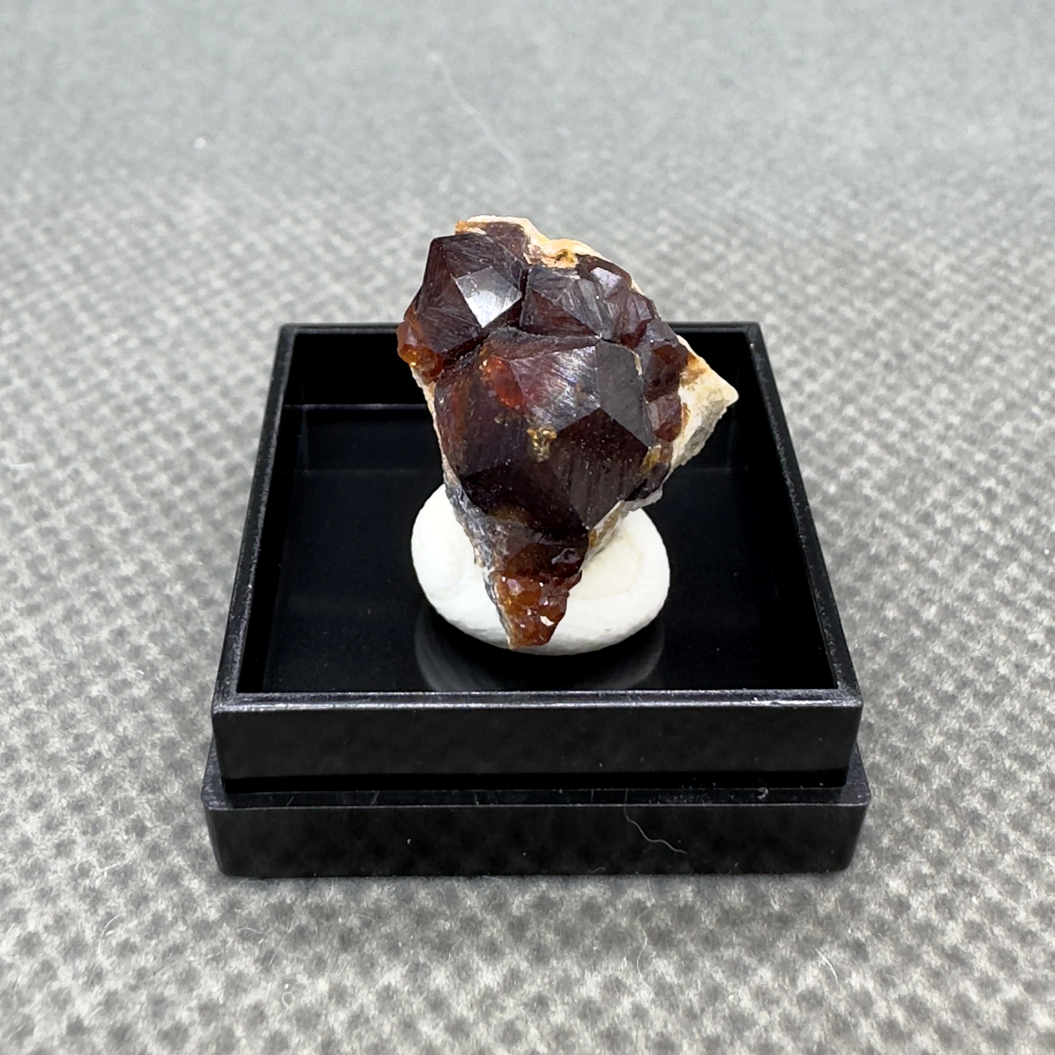 Natural garnet mineral specimen + box size 2.6 cm + healing quartz crystals and stones rock gemstone