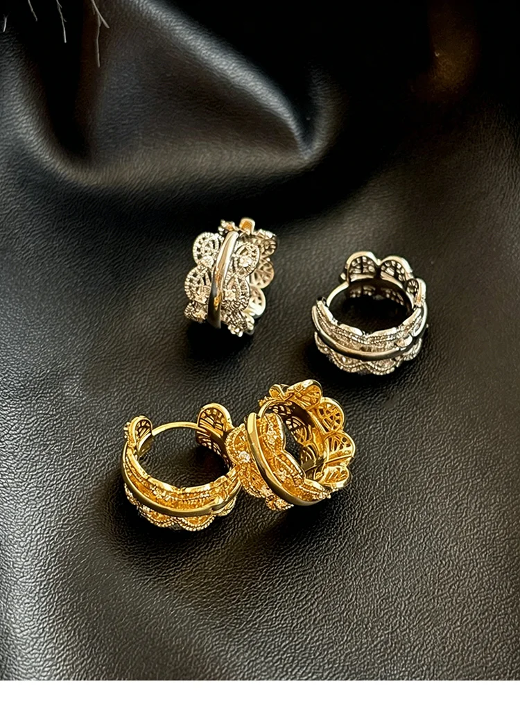 Luxuriöse Spitzen-Filigran-Ohrringe in Goldfarbe mit eingelegten CZ-Steinen, hohle florale Ohrclips für Damen, elegantes Schmuckgeschenk. – Detail 14