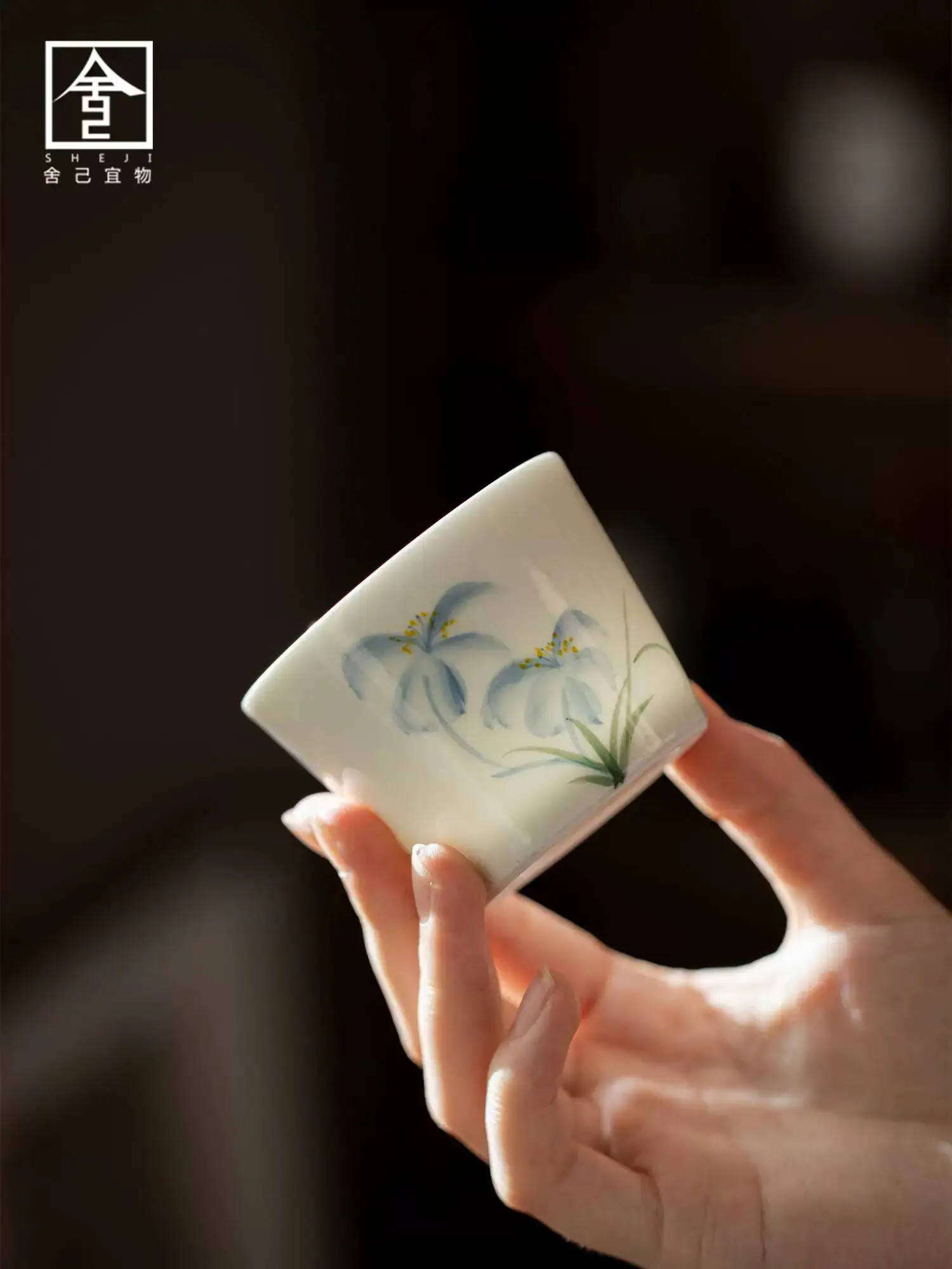 Hand-Painted Iris Flower Straight Household Ceramic Personal Drinking Single Tea Aroma Cup, Pu'er Cup