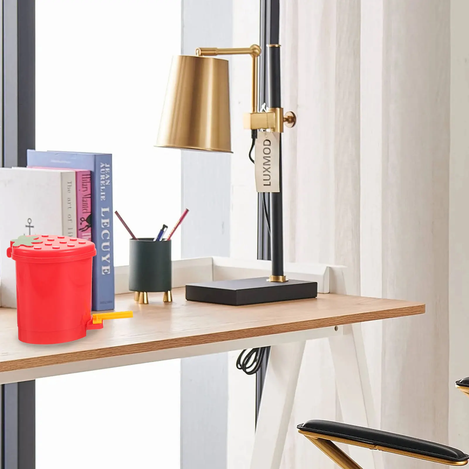 

Mini Cartoon Strawberry Trash Can Plastic Desktop Rubbish Bin with Lid Small Decorative Wastebasket for Office Bedroom Home