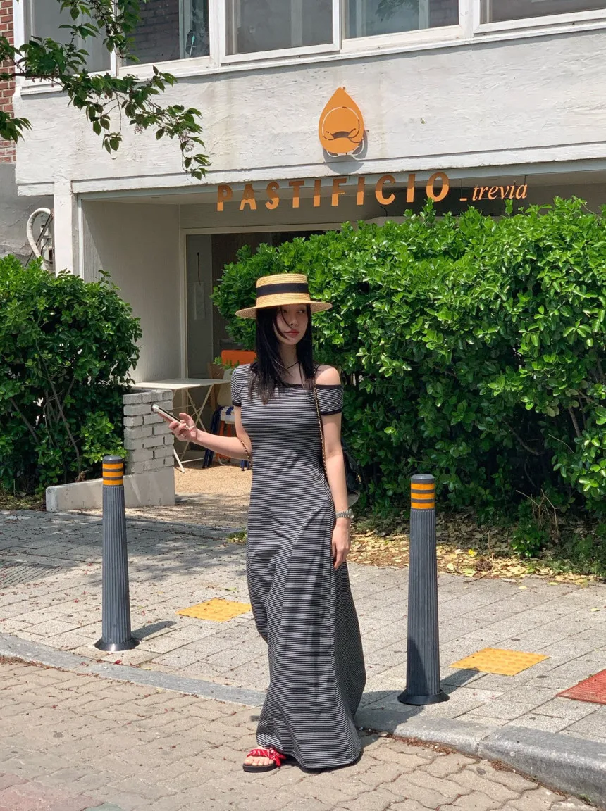 Vestido listrado de manga curta com decote inclinado e ombro de fora para mulheres, novo design de verão, ajuste fino e saia longa exclusiva