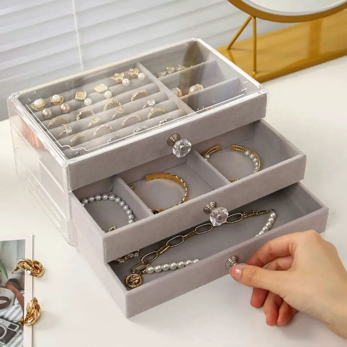 

Прозрачный ящик для хранения ювелирных изделий с 3 ящиками и штабелируемыми подносами, используемый в качестве витрины для серег, ожерелий и браслетов.