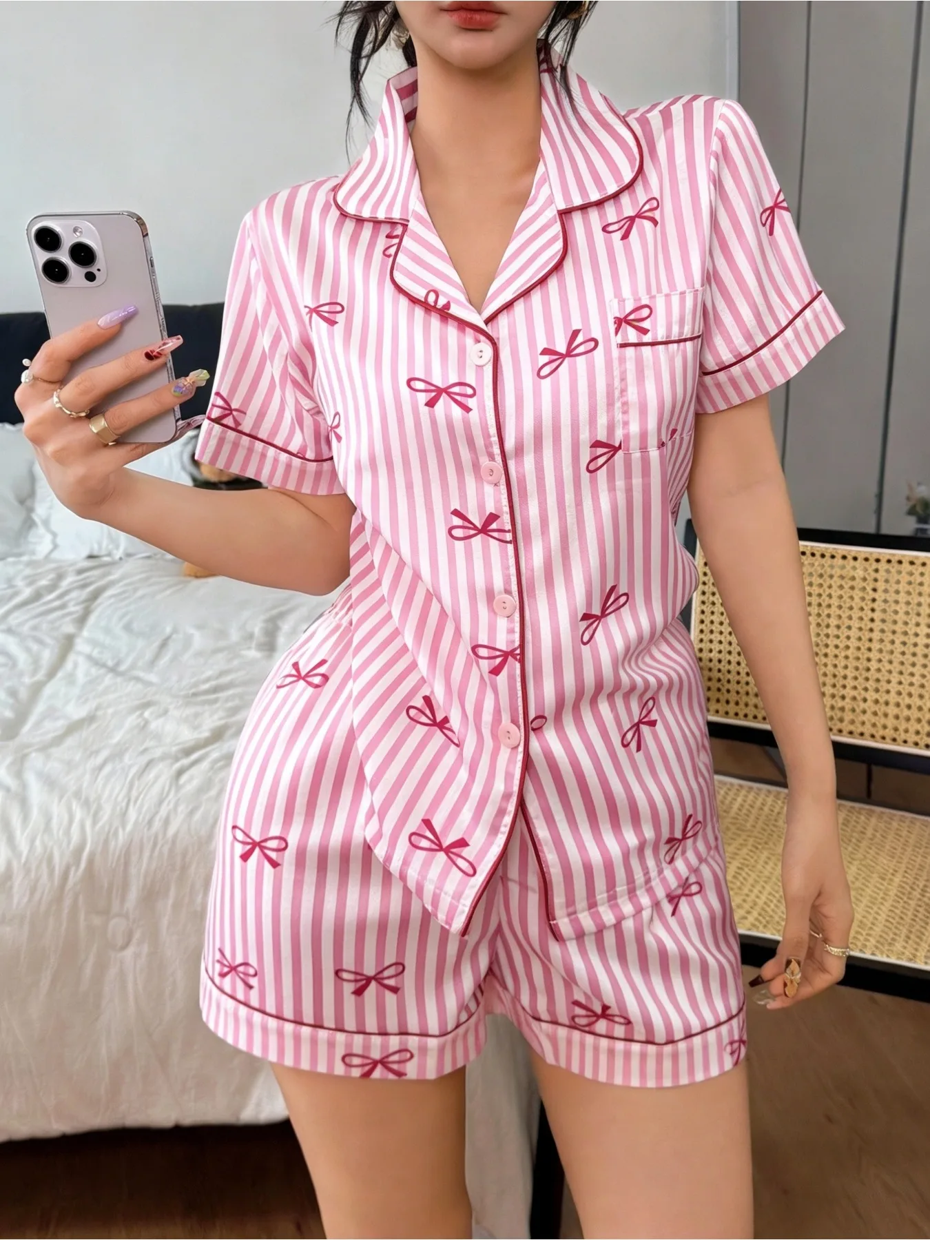 

Комплект женской пижамы из искусственного шелка с бантом и полосатым принтом, мягкий повседневный комплект Y2K, милый комплект из двух предметов: шорты и футболка с коротким рукавом, домашняя одежда