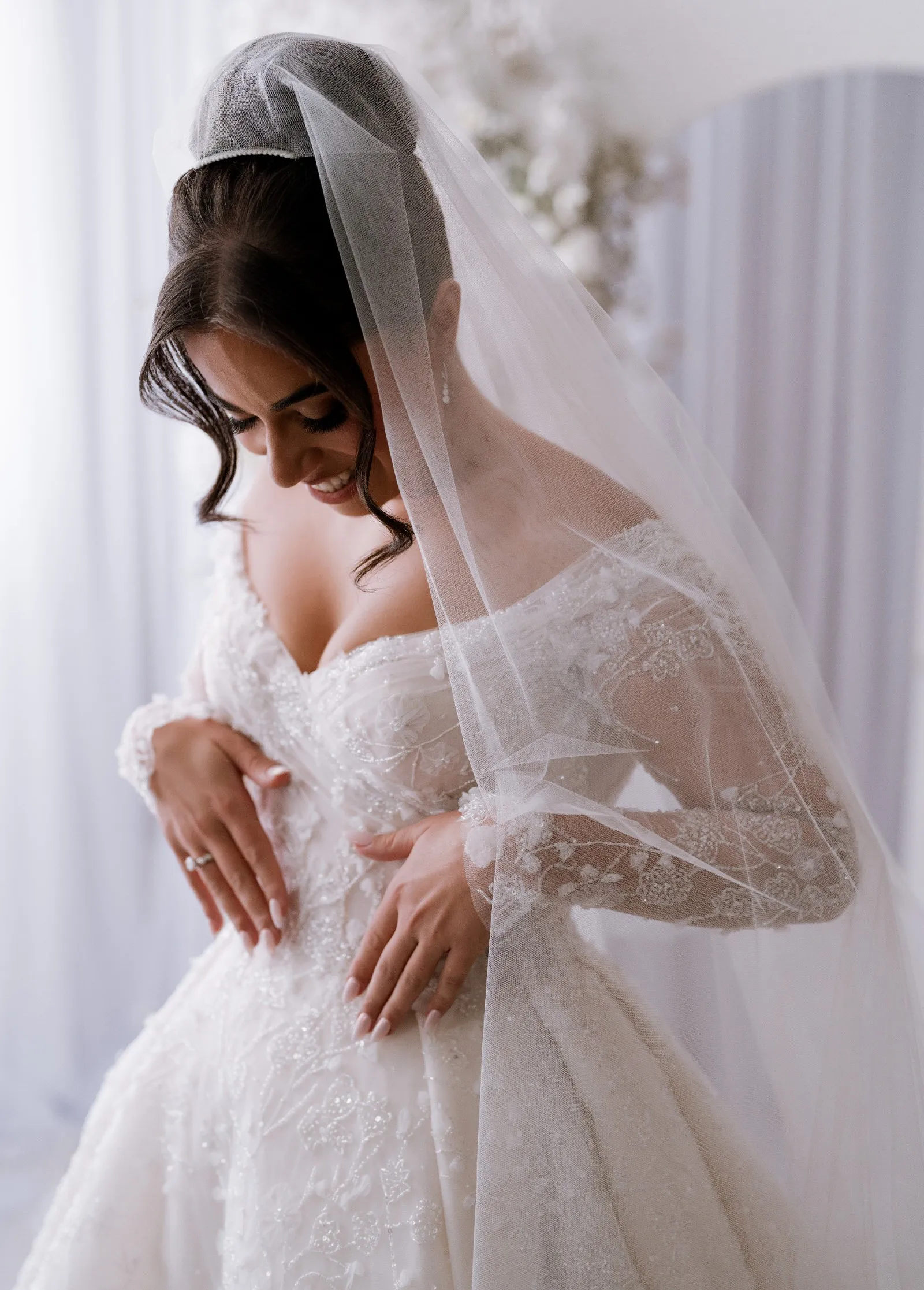 

Custom Long Sleeved Wedding Dress With Lace Sequins Embellishing Large Skirt Long Tail V-Neck Backless Design vestido de novia