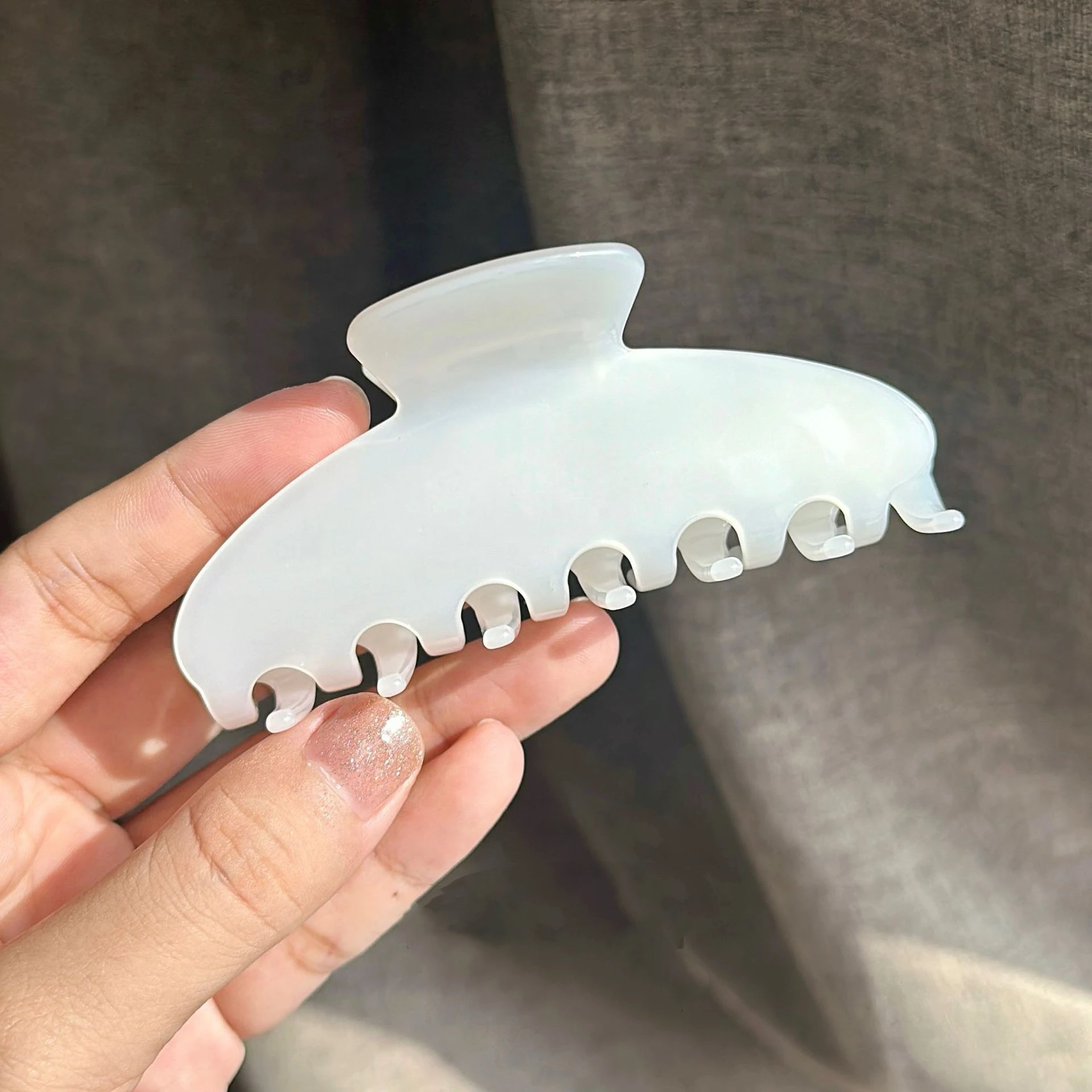 Simple Fashion White Color Hair Claw Barrettes Vintage Hair Clips for Women Girls Travel Party Hair Jewelry Gift 2024 New