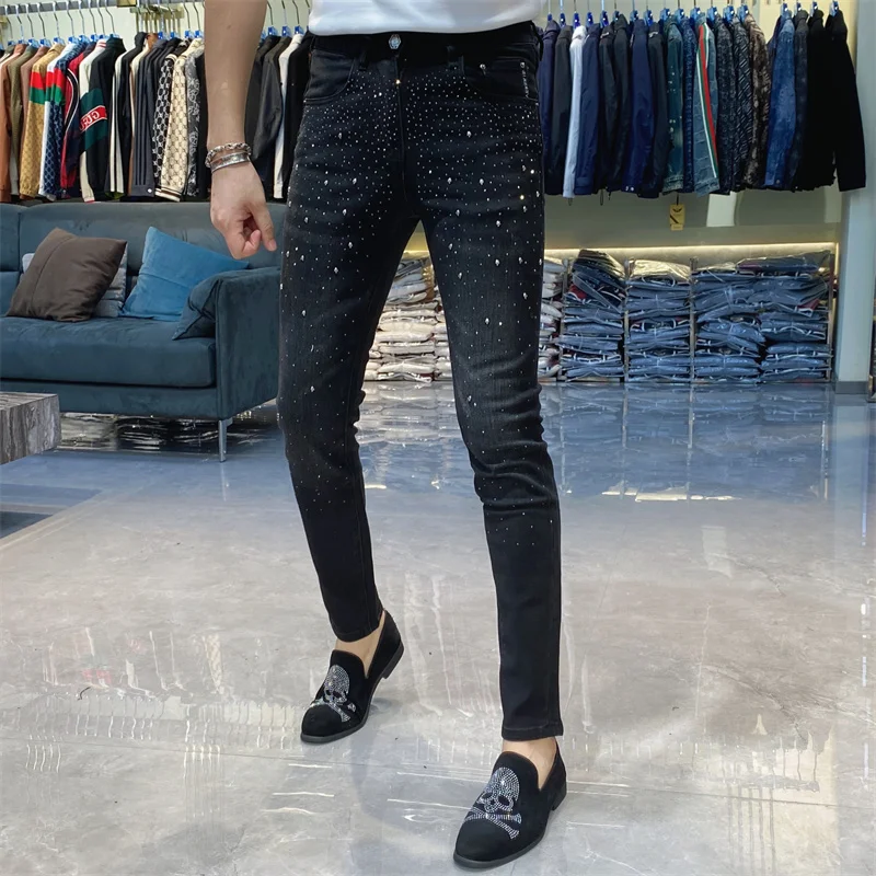 Pantalones vaqueros negros de perforación caliente de lujo para hombre, Vaqueros de marca Punk Rock de calle alta, pantalones vaqueros ajustados de diseñador con diamantes de imitación de Hip Hop 2025 para hombre