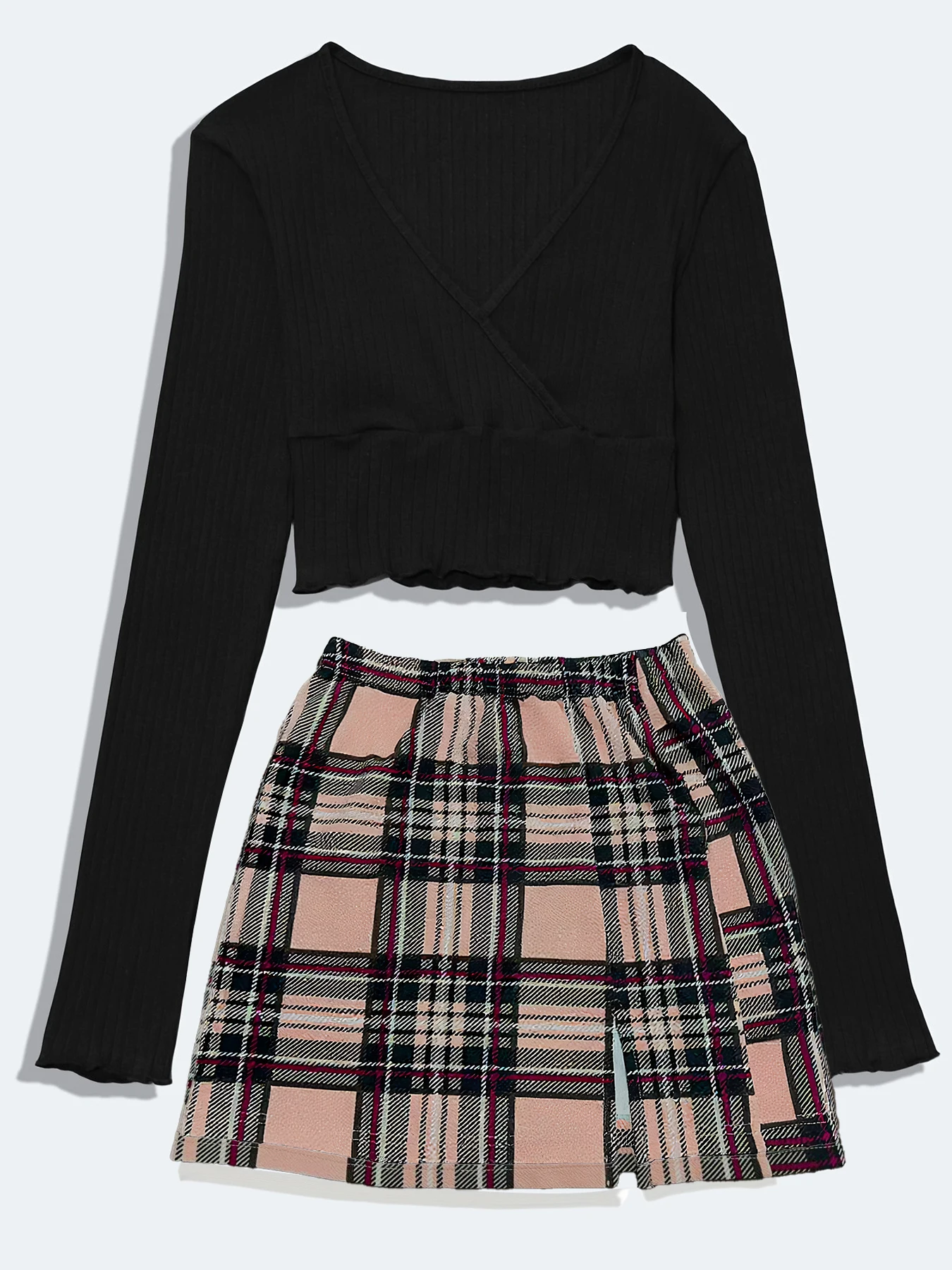 ارتدي تي شيرت قصير برقبة على شكل حرف V مع إحساس تصميم فريد، وقميص نحيف بأكمام طويلة للنساء، وتنورة مربعة باللونين الأسود والأبيض