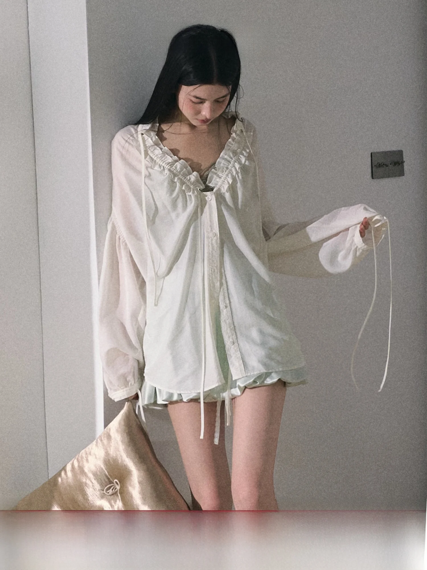 

OAKMOO Sweet Imagery Loose Micro Metal Belted Shirt Женская повседневная блузка с длинным рукавом и V-образным вырезом из смесового хлопка