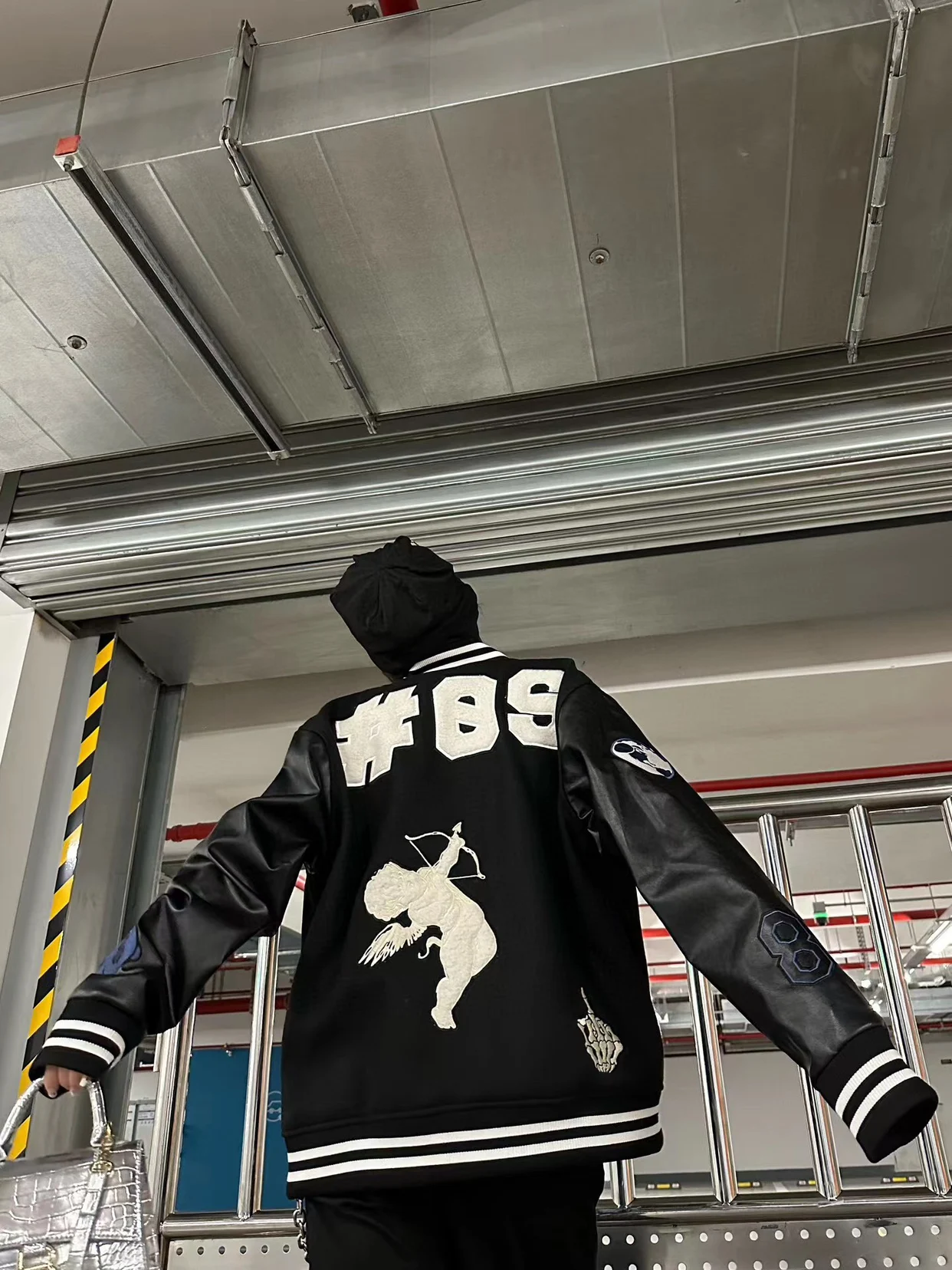 

Кожаное пальто большого размера в стиле ретро с вышивкой в стиле пэчворк, бейсбольное джинто, весенне-осеннее свободное пальто, молодежное модное пальто