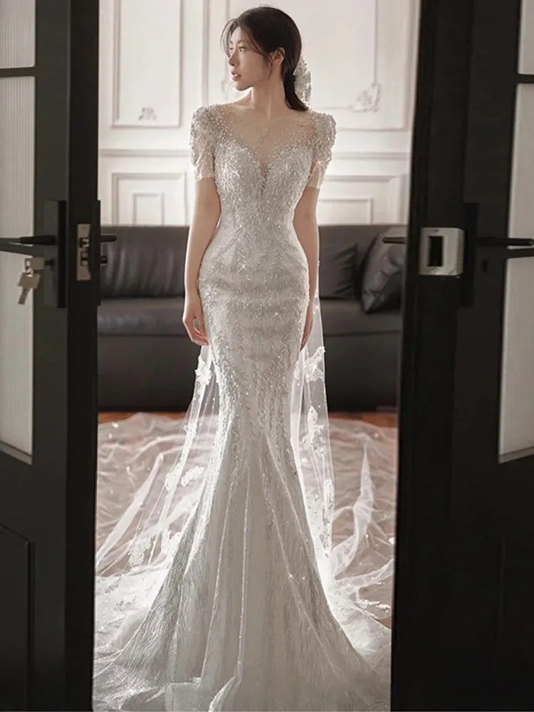 

A new light luxury fishtail mini dress with tulle tail for toasting