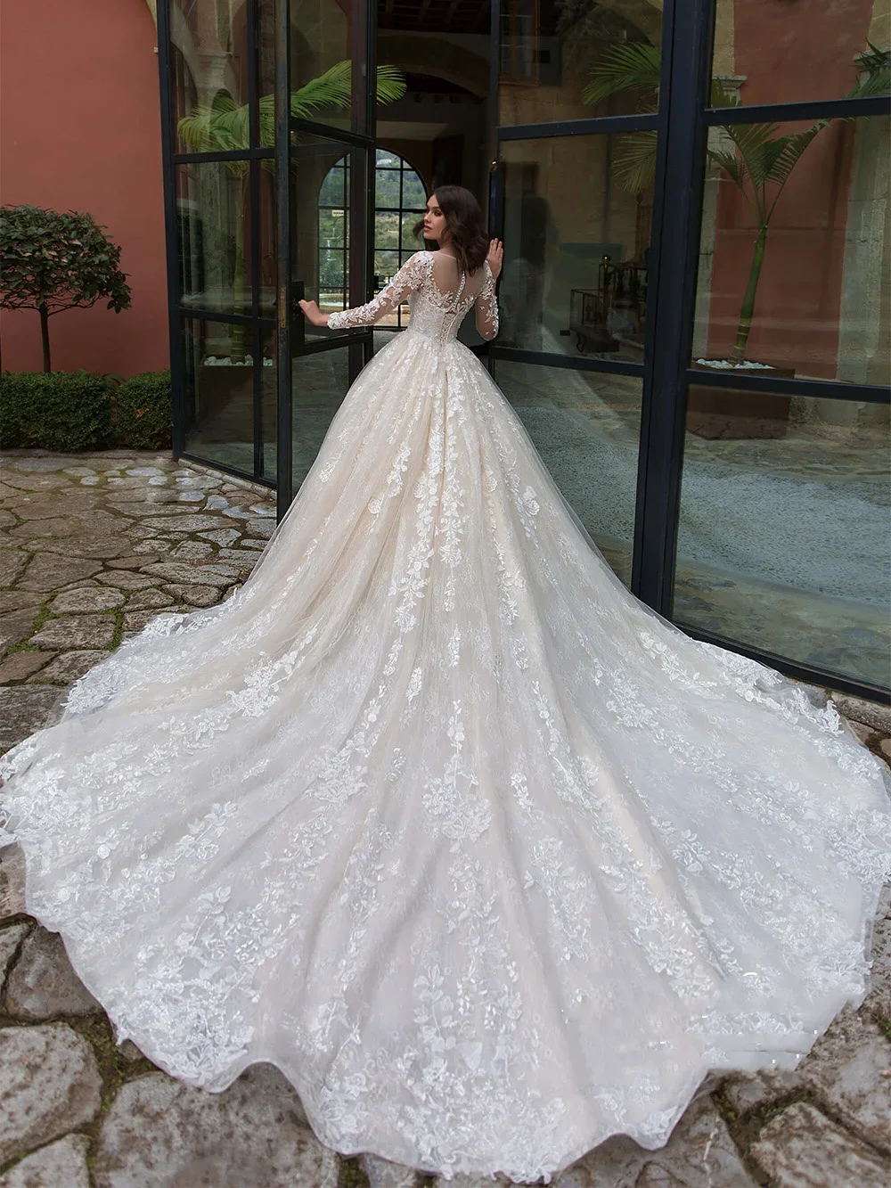 맞춤 제작된 화려한 레이스 웨딩드레스 고품질 긴 소매 스쿱넥 비딩 아플리케 롱 트레인 신부 드레스