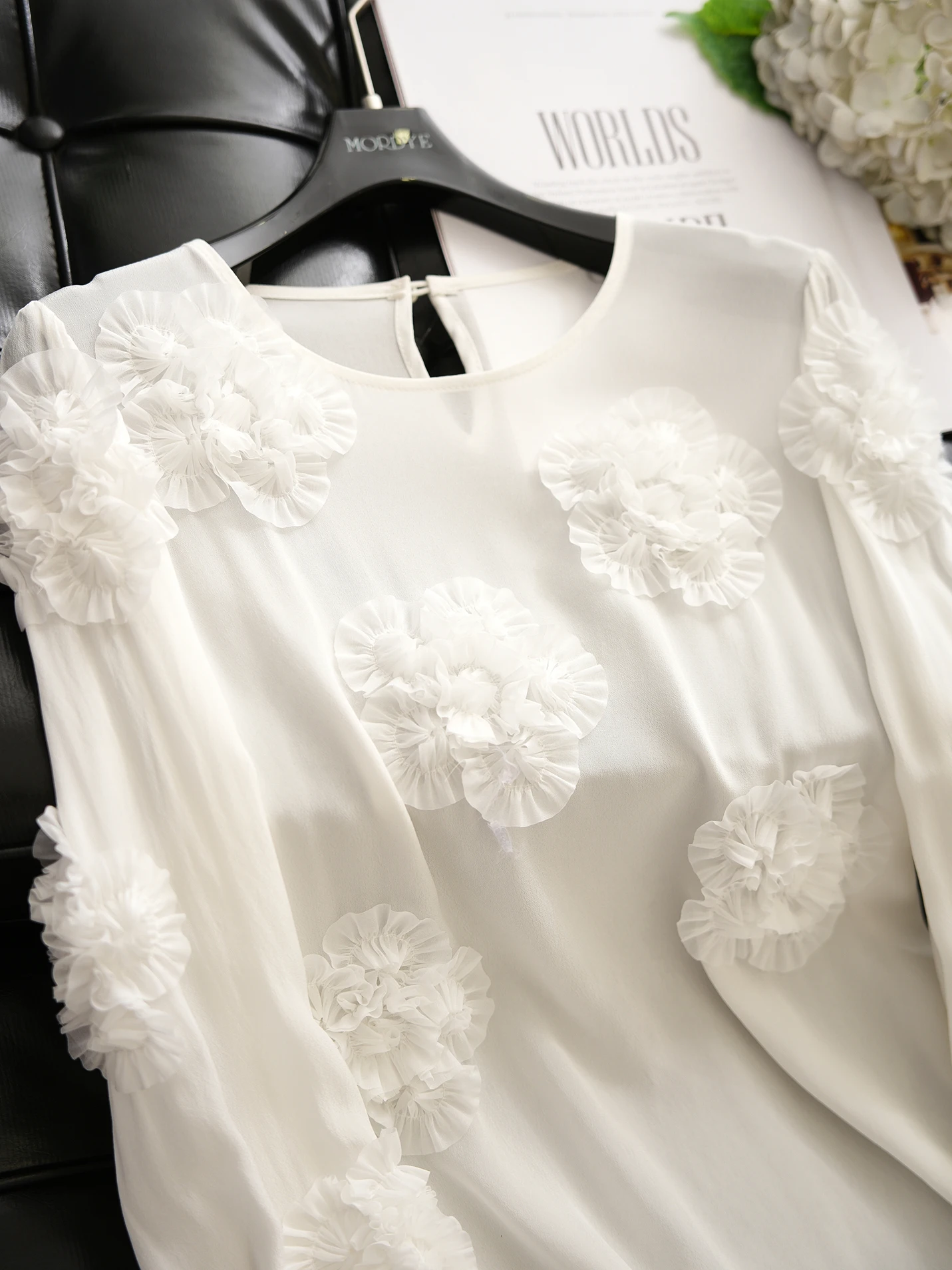 

Ele Rose Life Emed Long Sve White irt Women's Top High-End Luxury Design Straight Cut Button Detail Floral Embro...