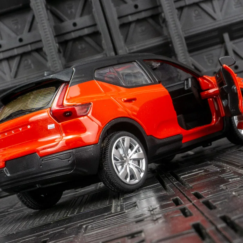 1:32 Simulated Volvo XC40 alloy car model decoration with doors that can be opened, sound and light feedback, car ornaments,