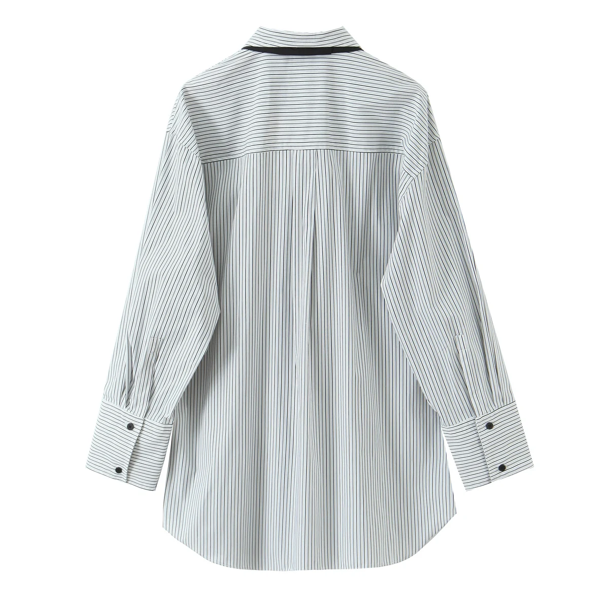 เสื้อเชิ้ตผู้หญิงลายทางทรงหลวม แขนยาว ติดกระดุมแถวเดียว พร้อมเนคไทสีดำ