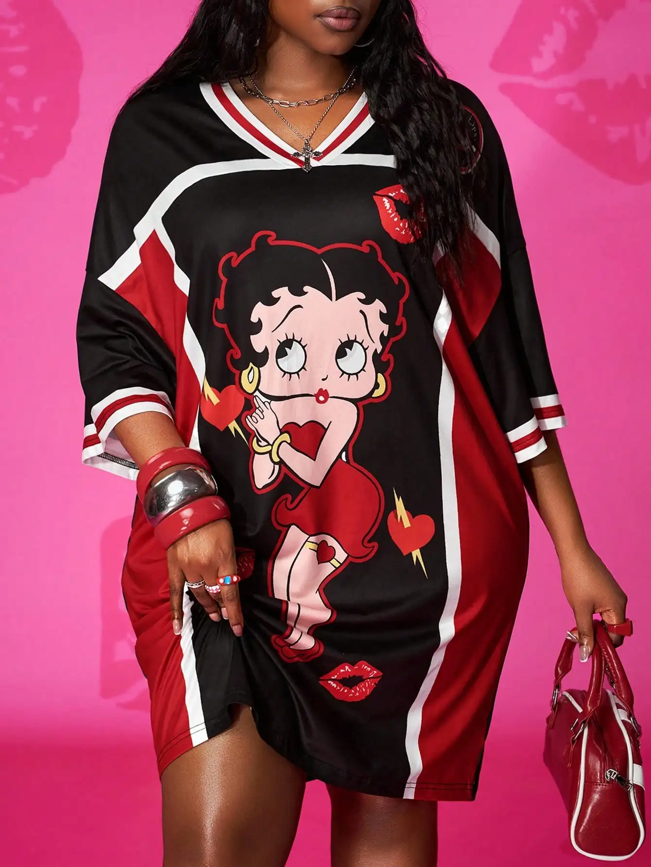 

Платье оверсайз с V-образным вырезом и ярким графическим принтом, черно-красно-белое с контрастными вставками, свободный крой с опущенными плечами