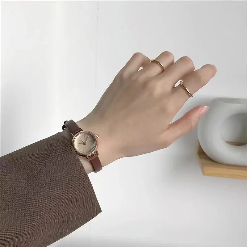 Ретро винтажные студенческие часы для женщин, простые маленькие круглые циферблаты, высококачественный кожаный ремешок, кварцевые наручные часы Relogio Feminino