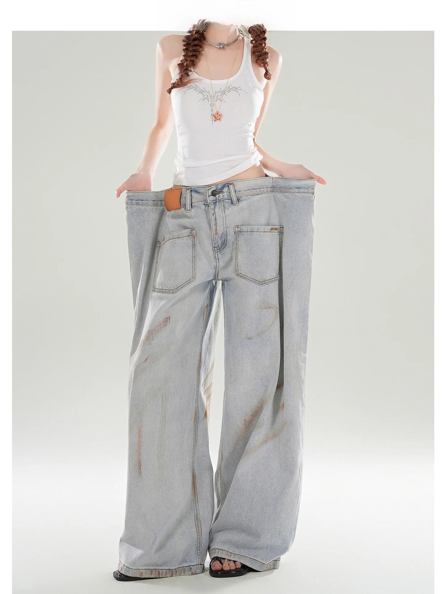 Calça Jeans Feminina de Cintura Baixa com Grafite, Nova Coleção Primavera, Perna Larga, Design Sensacional, Forever 21, Jeans Lavado à Água
