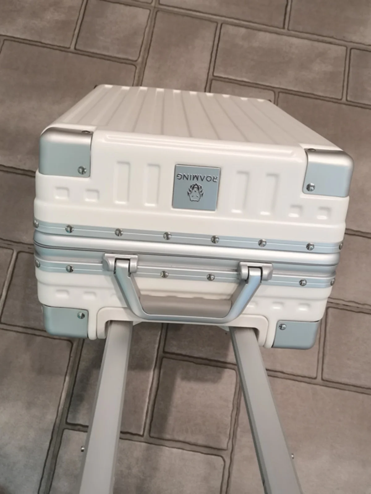 ローミングアルミフレーム荷物スーツケースパスワードロックトラベルバッグ男性と女性のためのユニバーサルホイールプルロッド 20 24 26 インチ