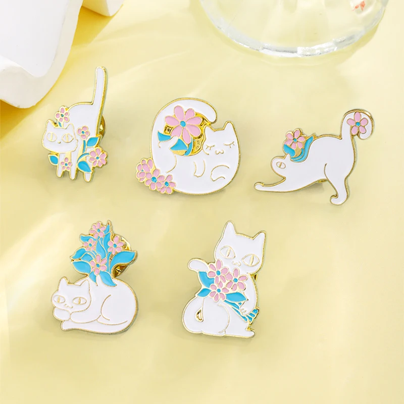 Pin esmaltado de gato blanco y Margarita rosa, broches de gatos pequeños y gatitos, insignias, joyería de fiesta de solapa para mujeres y niños, mayorista