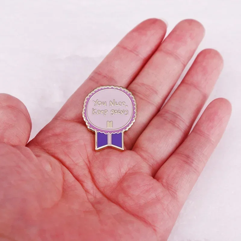 Broche, médaille et badge commémoratifs BT21 de haute qualité, cadeau pour les meilleurs amis